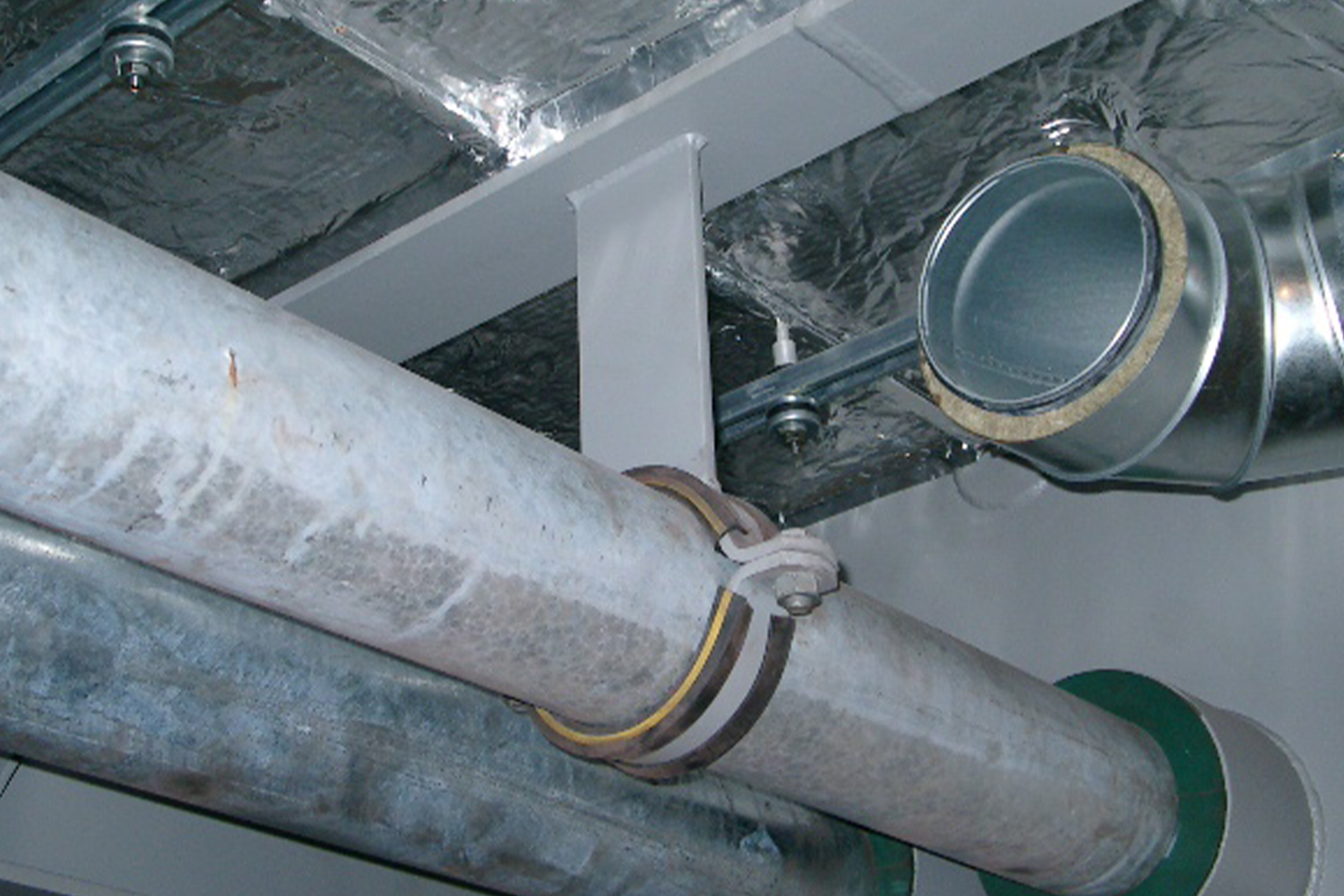 Welded pipe holder